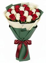 Букет Микс из красных и белых роз в Дрожжино