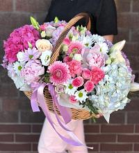 Цветочная композиция из Розы, Хризантемы, Пионы и Лизиантусы в корзине в Дрожжино
