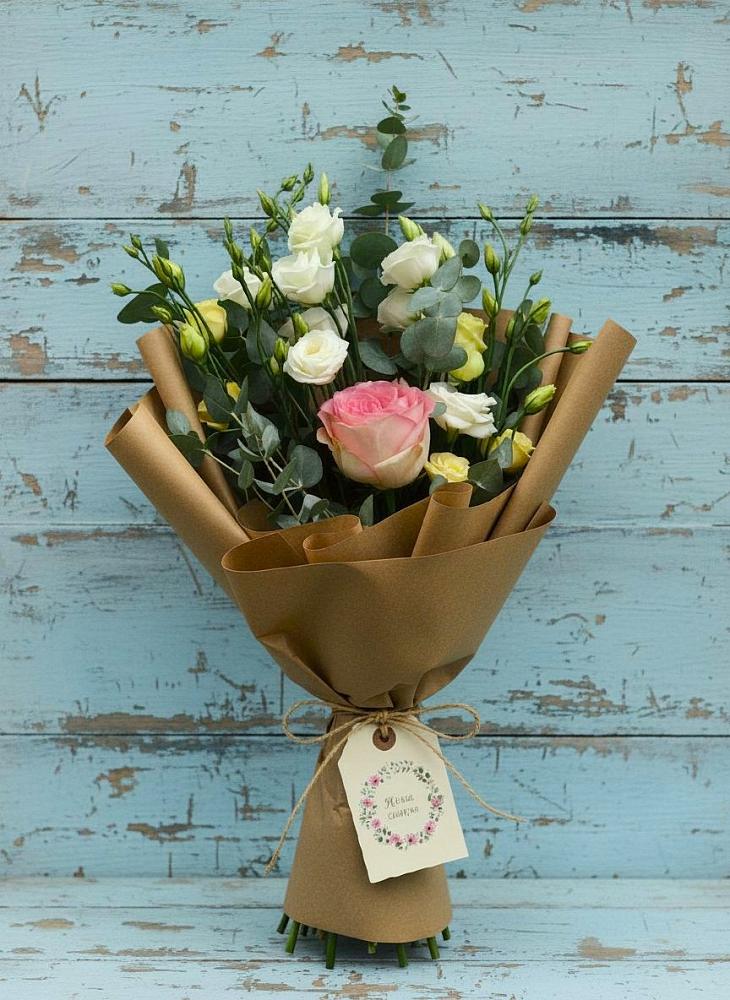 Букет цветов из: Розы и Лизиантусы в Дрожжино