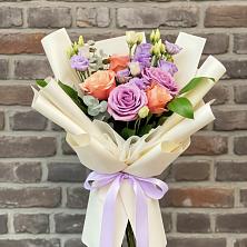 Букет цветов из:  Лизиантусы и Розы в Дрожжино