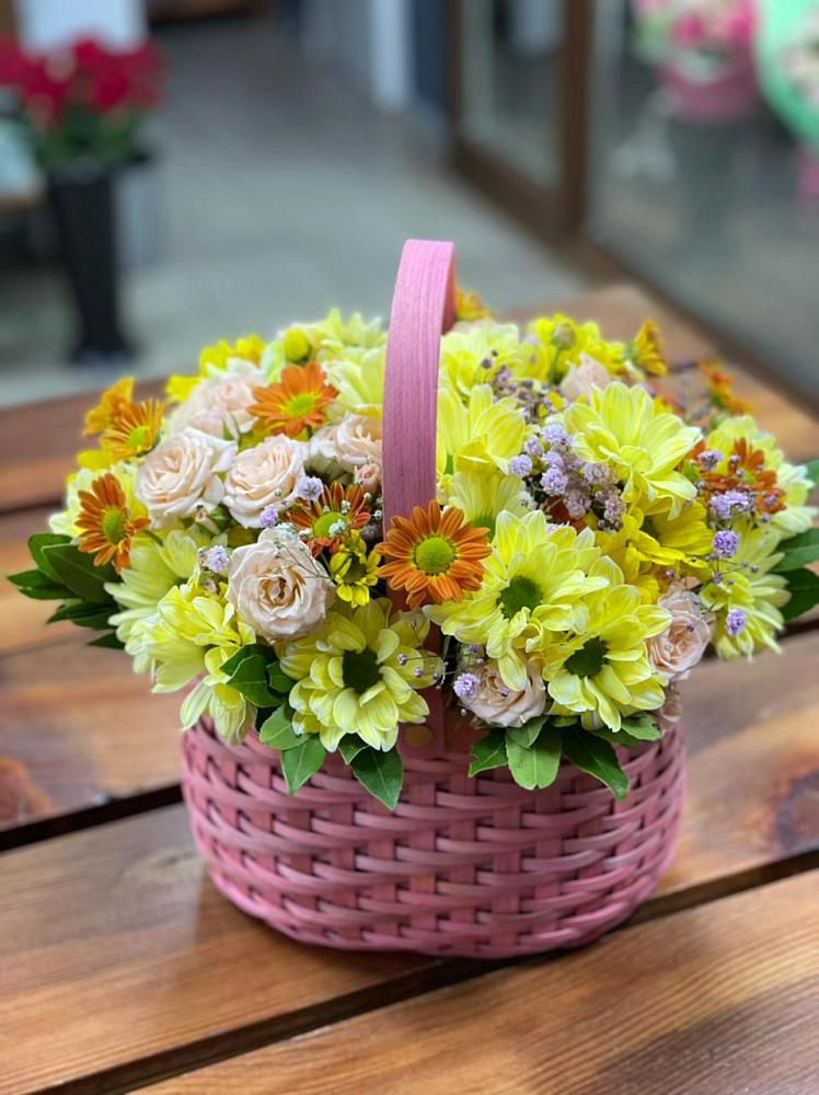 Цветочная композиция из Хризантемы и Розы в корзине в Дрожжино