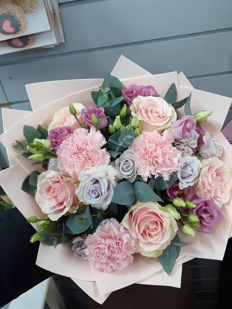 Букет цветов из: Розы, Гвоздики и Лизиантусы в Дрожжино