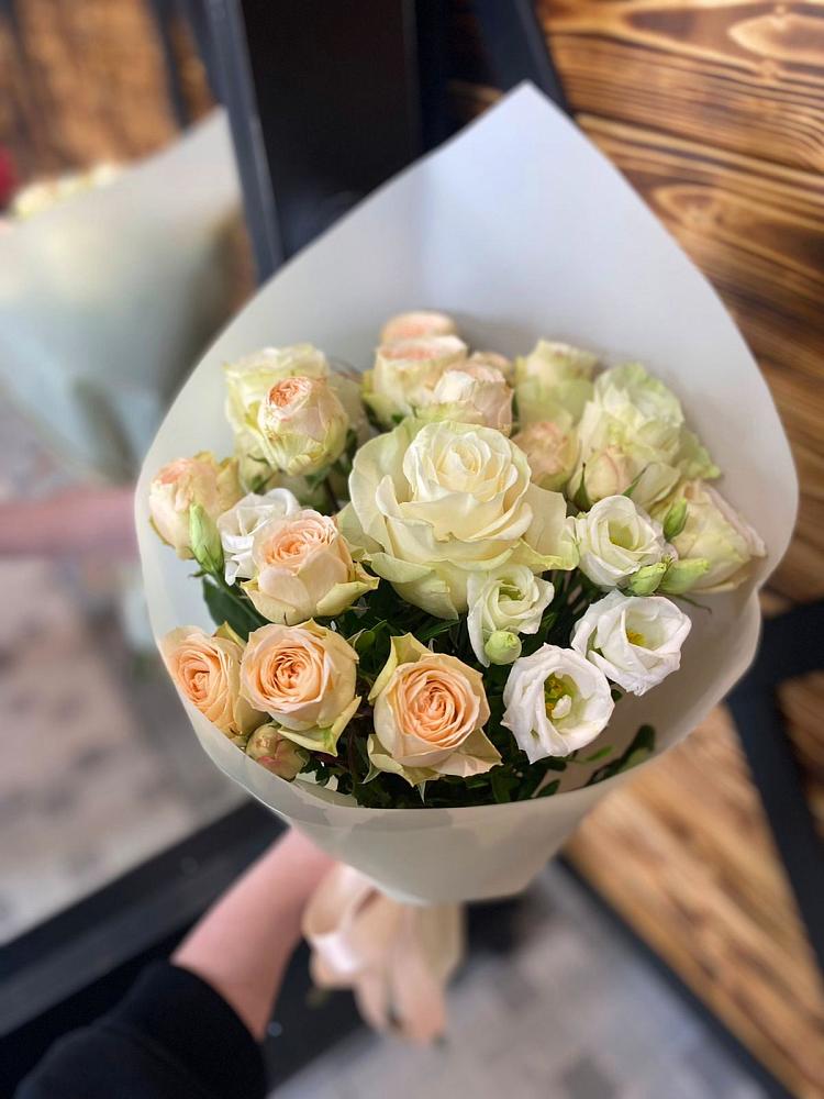 Букет цветов из: Розы и Лизиантусы в Дрожжино